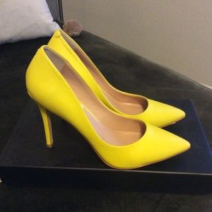 Charles and David, beautiful yellow pump, 6.5